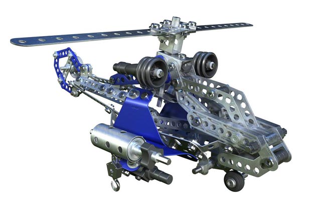 Собранный вертолет из металлического конструктора
