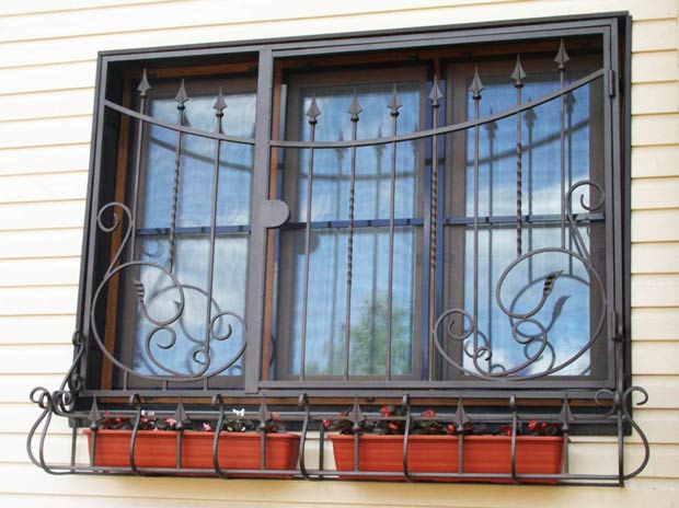 Кованые решетки на окнах дачи